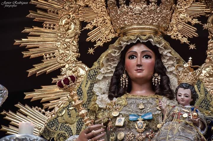 A las 21:00h, último día de Octava en honor a la Patrona de Benacazón, Santa María de las Nieves. A su término, la Santísima Virgen quedará expuesta en devoto besamanos. #DiadelaVirgen18 #LasNieves18