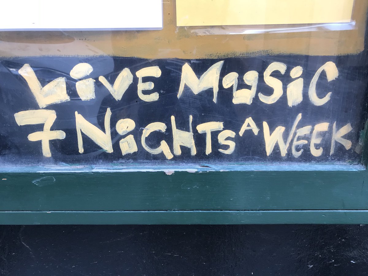 Skal se på lejlighed og ser dette skilt hos naboen, mens jeg venter 😬