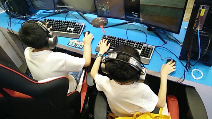 vofwar's tweet photo. #VofWarFun You would never know who your opponent is.๐๐ #ChinaJoyMoment
#CrossPlatform #VofWar #VRBattleRoyale #VR #PC #Videogame #Steam #Esports #Pic #Gamer #like4like #love https://t.co/i3cPrcHgNp