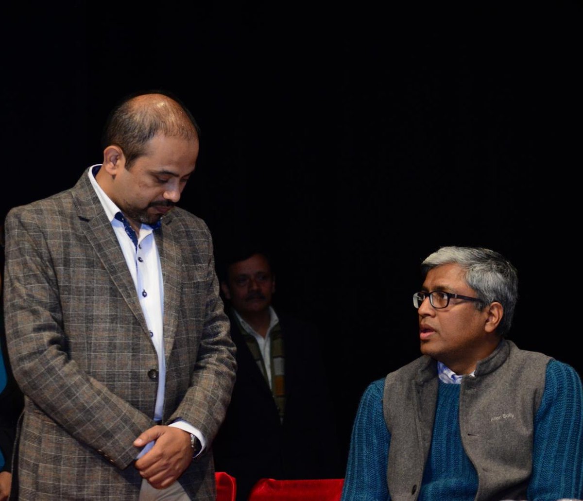 dilipkpandey's tweet photo. शहर में अकेले होने से डर जाता हूँ,
मेरे भाई मैं तुझे खोने से डर जाता हूँ,
ज़माने ने देखा है ज़माना मेरे चारों ओर,
मैं बस तुझे न देखकर डर जाता हूँ। 
LOVE YOU ASHU BHAI ❤️ https://t.co/PJT7svmvwI