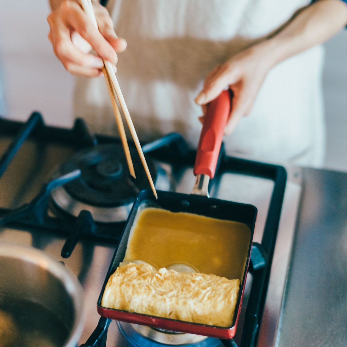 北欧 暮らしの道具店 料理家さんのレシピ 当店オリジナル短編ドラマ 青葉家のテーブル に登場する リクのお弁当 作り方を料理家 冷水希三子さんに聞きました 今回は おにぎり 卵焼き ポテトサラダ の3品をお届け おにぎりが美味しくなる