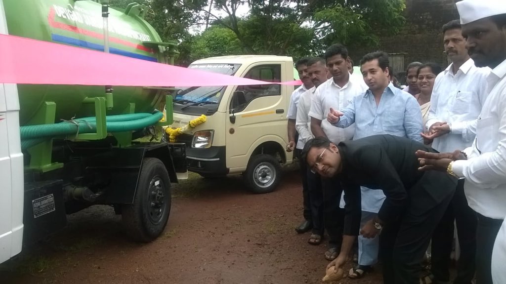 NiteshNRane's tweet photo. *वचनपूर्ती*

*देवगड-जामसंडे नगरपंचायत घंटागाडी व सक्शन व्हॅनचे लोकार्पण*

*देऊ शब्द तो पूर्ण करू!* https://t.co/iMsqgr3DBw