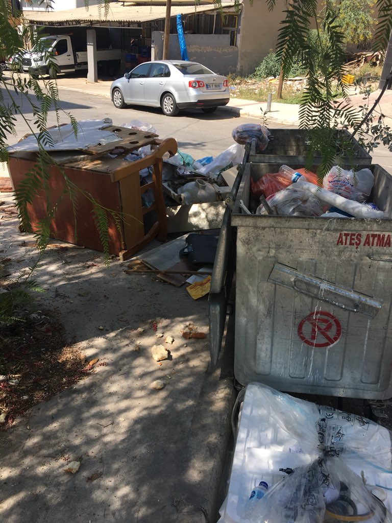 Evimin önünde çöp kutusu olması kadar kötü bişey Yok geçen seferde paylaştım saolsun <a href="/bayraklibld/">Bayraklı Belediyesi</a> hemen olaya el attı. Malesef bu seferde yine aynı sorun bizim bilinçsiz vatandaşımızın umrunda bile değil, fakat bu sefer kimin yaptığını biliyorum ve ceza almasının istiyorum.