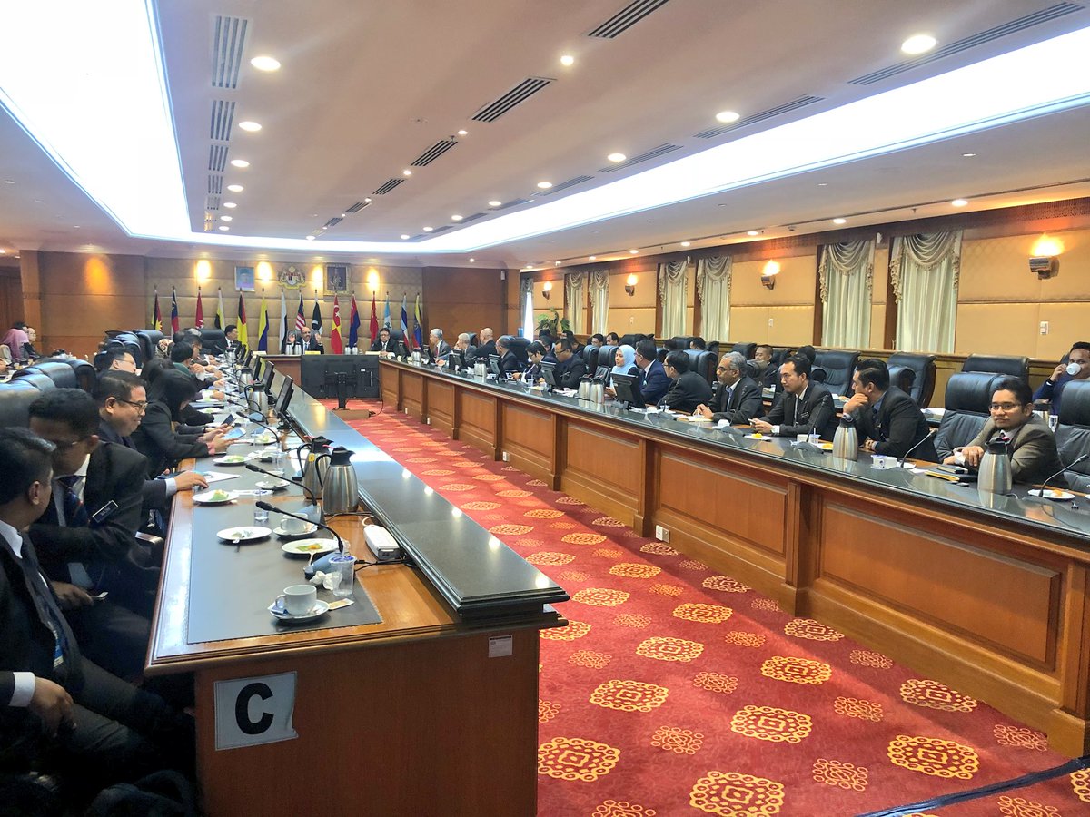 DrAliHamsa's tweet photo. Saya mempengerusikan mesyuarat diantara pihak @jpa2day, @SPAMalaysia_gov dan SUSK-SUSK kementerian bagi mencari penyelesaian berkaitan isu lantikan pegawai2 baharu pasca PRU14. Semua isu-isu berbangkit akan diselesaikan dalam masa seminggu. https://t.co/XklE9ViRi1