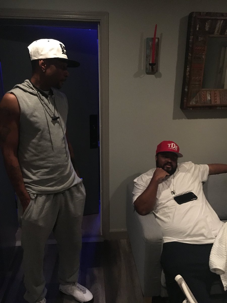 BiggSteele562's tweet photo. 2 kings: @iamKrayzieBone & @iamstillpunch discussing future business endeavors & hit collaborations #ThelifeEnt #TDE https://t.co/ESzvWdgbn8