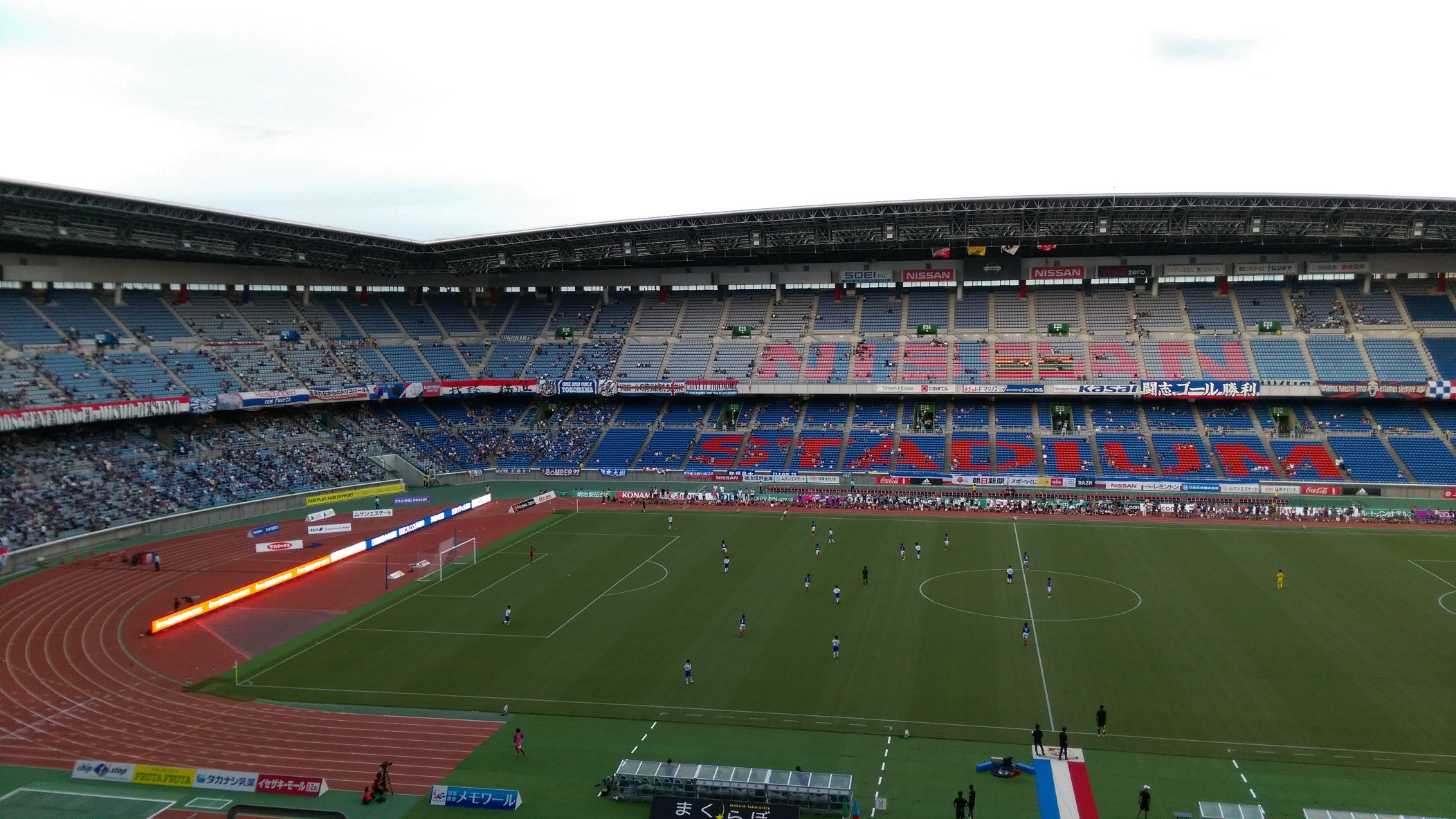 蒼井真理 久し振りの日産スタジアム やっぱりここのメインが一番落ち着くわー 高いとこから俯瞰できて屋根があって ガラガラでw 前日までの発券枚数 24 912 天気も良いし夏休みだしお盆休み最終日だし 今日3万いかないと厳しいな T Co