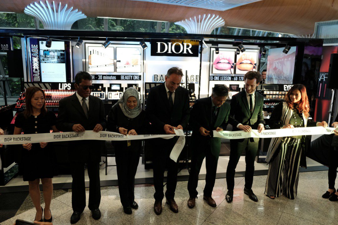 MY_Airports's tweet photo. The first airport Dior Backstage pop-up store in Southeast Asia is now open at KLIA! Travel with much glamour and grandeur by visiting this pop-up store before your flight! 💄💅🏻🤳 #MYairportsevents #shopping #dior #airport #klia https://t.co/O86xUeb4ae