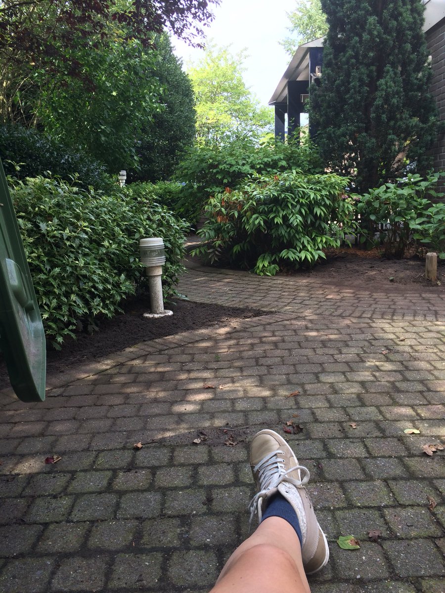 LisaaRo's tweet photo. Tuin dagje, maar pauze ook belangrijk #tuin #pauze https://t.co/87HAPwCpk3