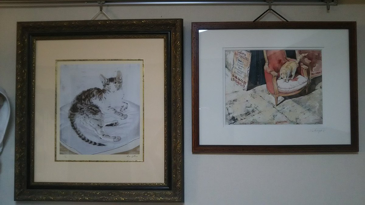 ナカヤトモユキ様 <a href="/Nakaya_Tomoyuki/">ナカヤトモユキ/水彩画作家</a> と、ちたこっぺ様 <a href="/chita_coppe/">ちたこっぺ🍄chita*coppe</a> の原画が届きました( 〃▽〃)
藤田嗣治の猫(もちろん印刷)と並べ、猫コーナーがとても好きな雰囲気に……
あっギューギューでごめんなさい！Σ（￣□￣;）
ちたこっぺ様の額は職場で元気頂きます(*´ω｀*)
ありがとうございます！