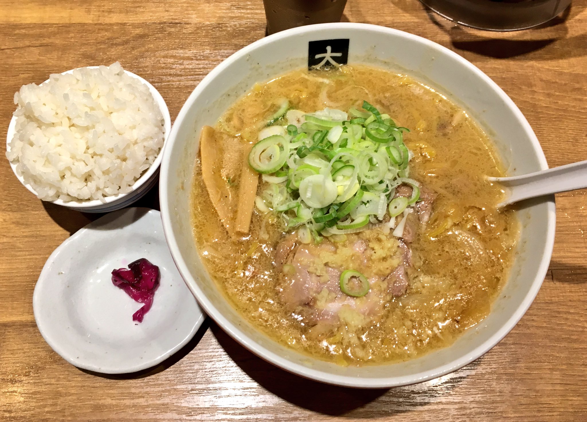 Pasin 近所の 大島 で味噌ラーメン 有吉の正直さんぽでも紹介されていた有名店 すみれ直系の濃厚な札幌ラーメン 刻み生姜が効いている 味が濃いので白飯も一緒に T Co Mmcarbllhe Twitter