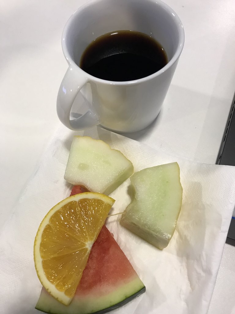 Konferanse- og seminarbonanza i #arendalsuka2018. Med tilhørende kaffe, frukt og for små servietter. Vet du digger komboen, @Henrikasheim