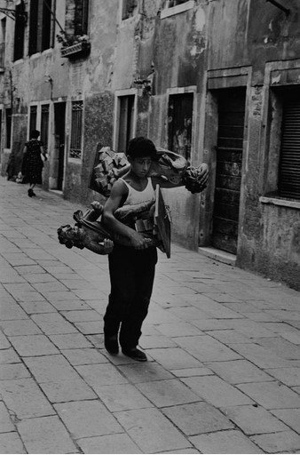 IveserVenezia's tweet photo. #garzone #Venezia 1955 
[Inge Morath] https://t.co/zUIGW0pVrk