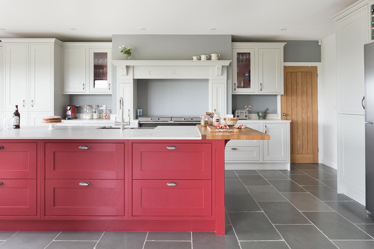 kbbmagazine's tweet photo. We love a bold kitchen island ❤ what do you think? (📸 Paul Craig) #kitchendesign #beboldwithcolour https://t.co/6YBMKrAipS
