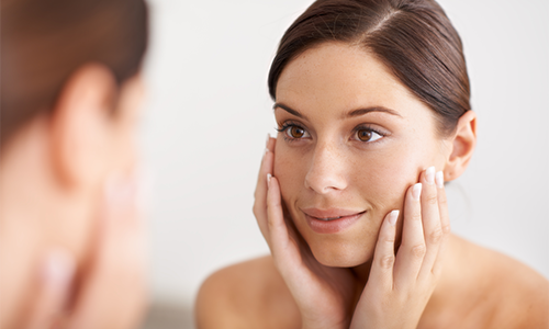 Kantar_UKI's tweet photo. Over a third of women in #Poland, #Brazil, #UK #Spain &amp; #France claim they wear little makeup. As this trend progresses, leading to a simplified makeup routine - how can you make sure you’re the brand of choice? https://t.co/8rGLR4Rr9J #Personalcare https://t.co/s0OpDkNDlo