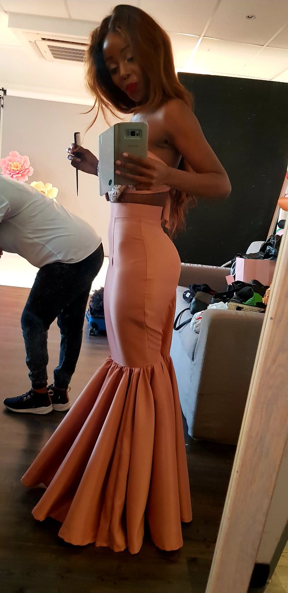 ThusoMbedu's tweet photo. Let me womEn cruTCH the moments of this past Sunday in a @BlackMarbleSA number. Because... Why not? The profile/silhouette is everything https://t.co/YWbOS5Gr1S