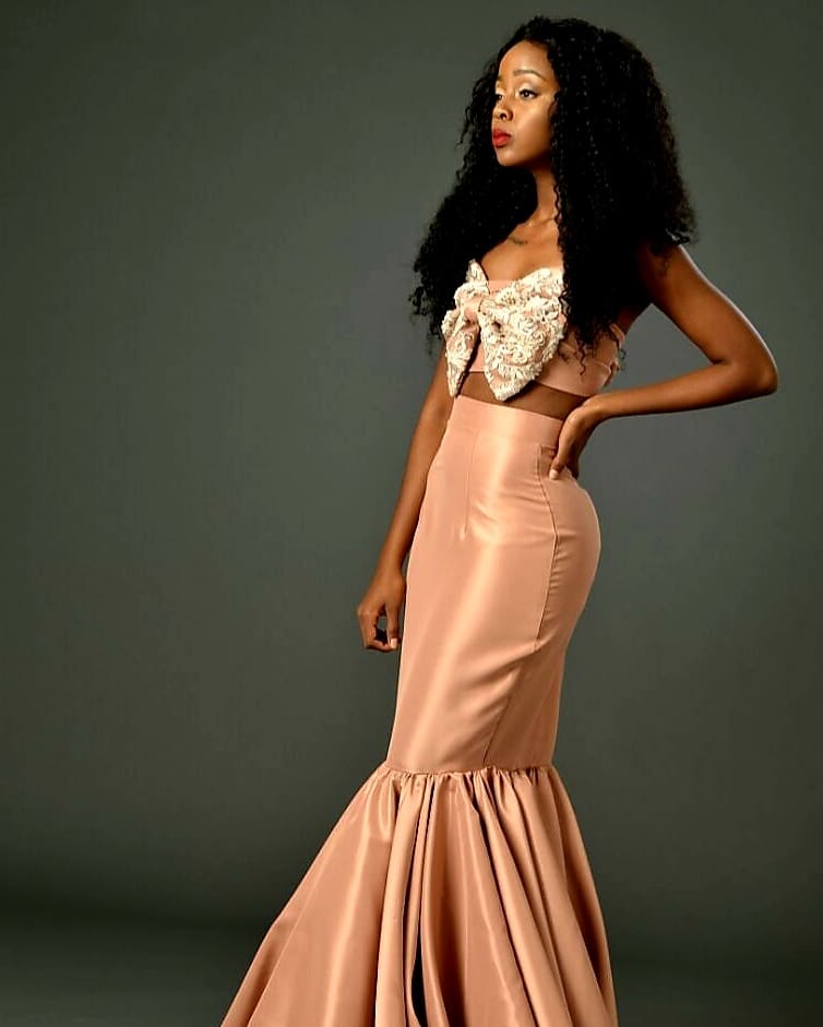 ThusoMbedu's tweet photo. Let me womEn cruTCH the moments of this past Sunday in a @BlackMarbleSA number. Because... Why not? The profile/silhouette is everything https://t.co/YWbOS5Gr1S