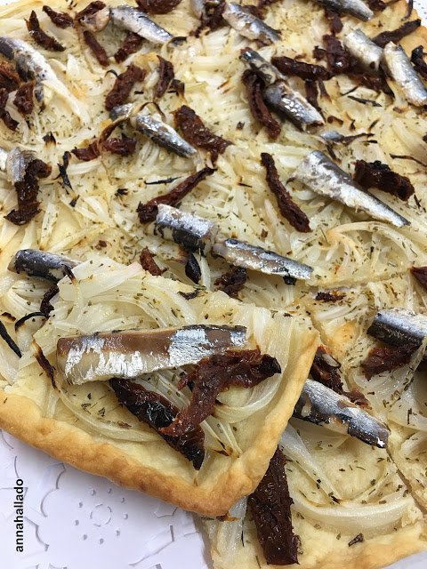 annahallado's tweet photo. Canela en Rama: Coca de cebolla y sardinillas https://t.co/lm6Ajz1AZy https://t.co/uIHqka6jwg