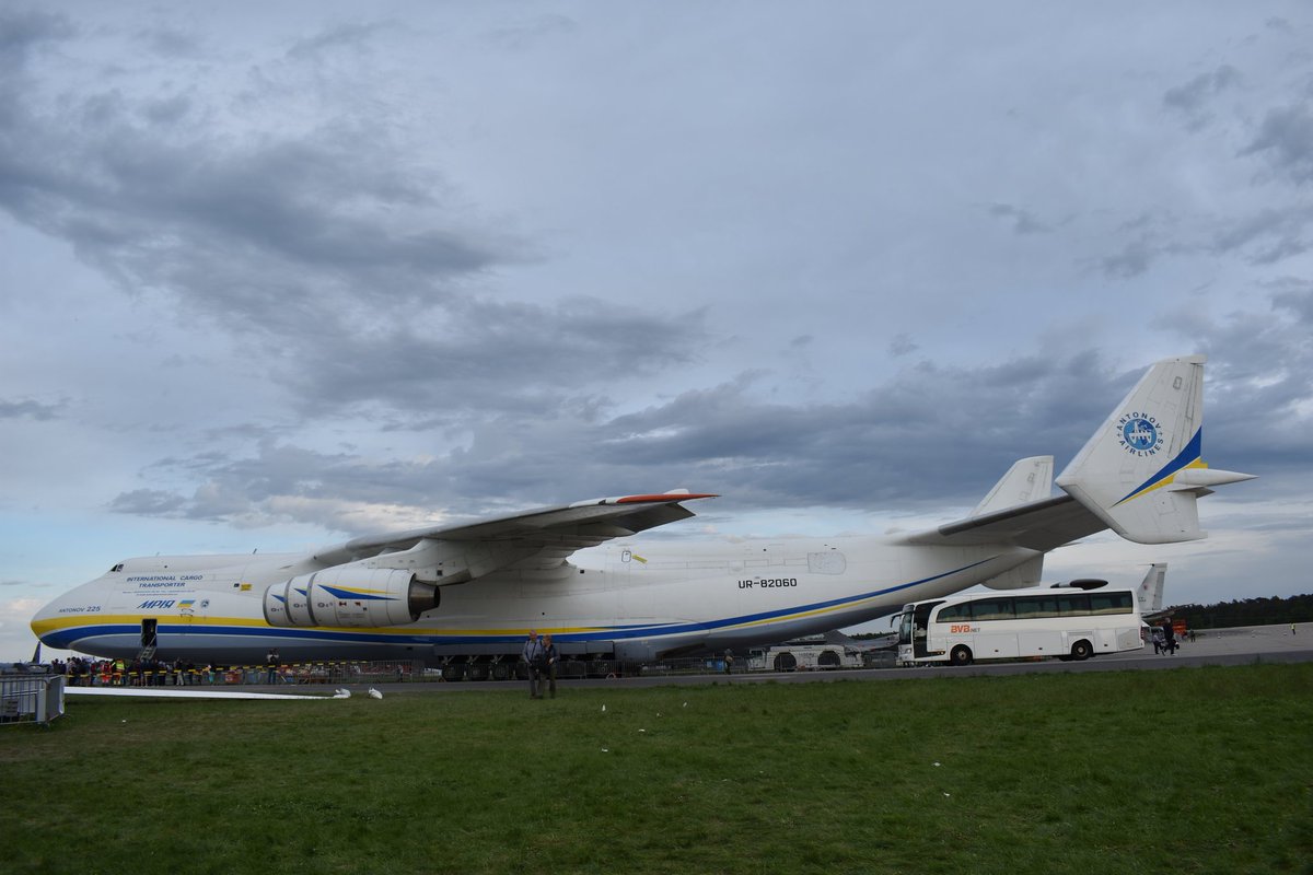 Look how small the bus looks like next to the Antonov 😂✈️🚌 #AN225 #ILA2018