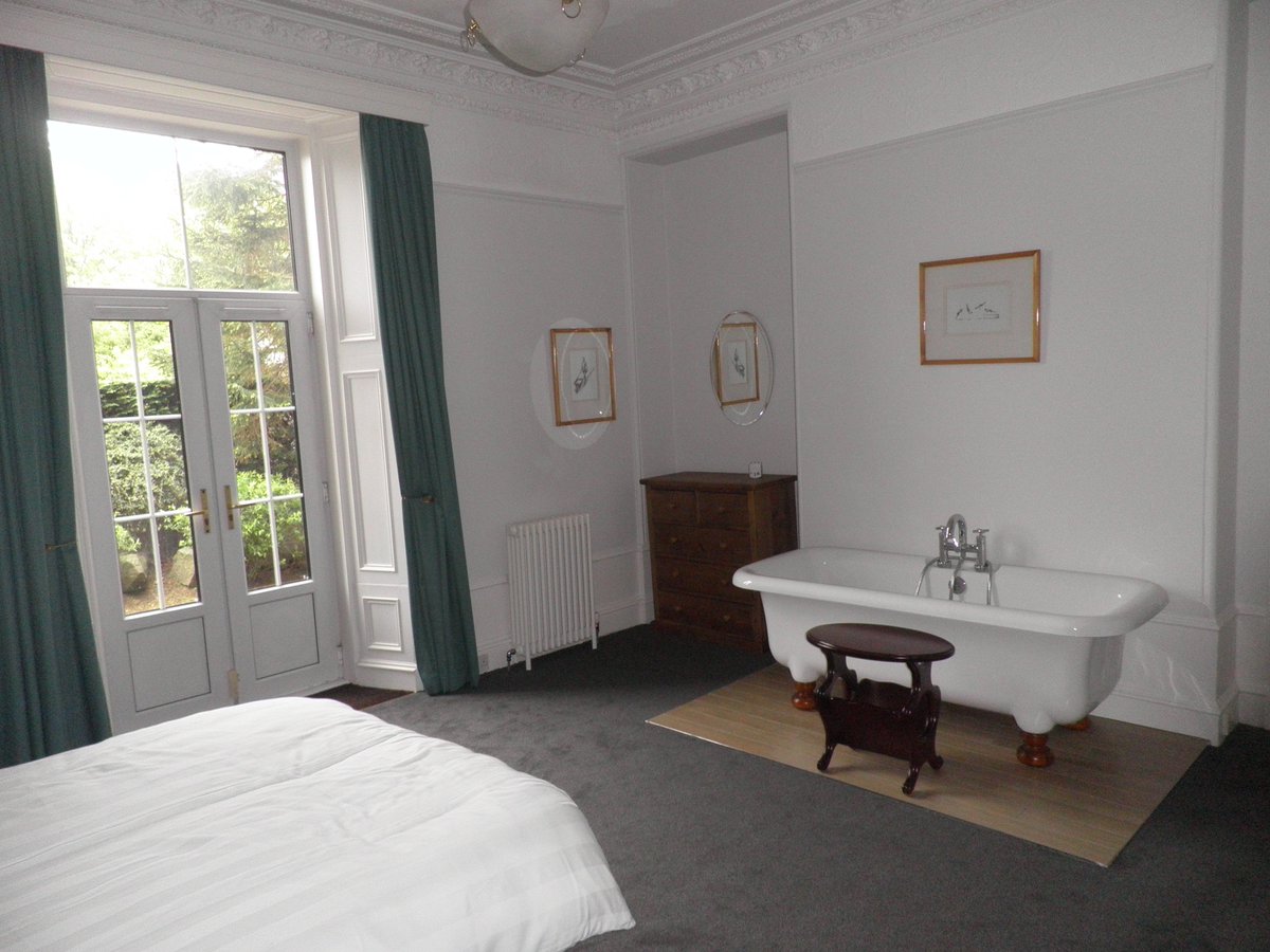 Bath in the master bedroom!  This is only one of the many features in this desirable property. #Aberdeenproperty

ledinghamchalmers.com/estate-agency/…
