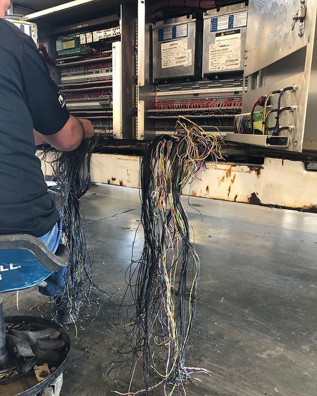 moonshineky502's tweet image. #gotwires #wiring #wiringproblems #goldhofer #fliteline #electrical #dontmessitup