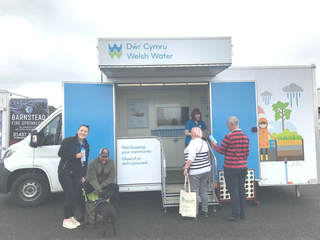 Dewch draw i ddweud helo i dîm <a href="/DwrCymru/">Welsh Water</a> yn y <a href="/Pembscountyshow/">Pembs County Show</a>. Rydym yma yn siarad gyda chwsmeriaid am sut i arbed dŵr ac yn rhoi poteli dwr am ddim  #CaruDwr