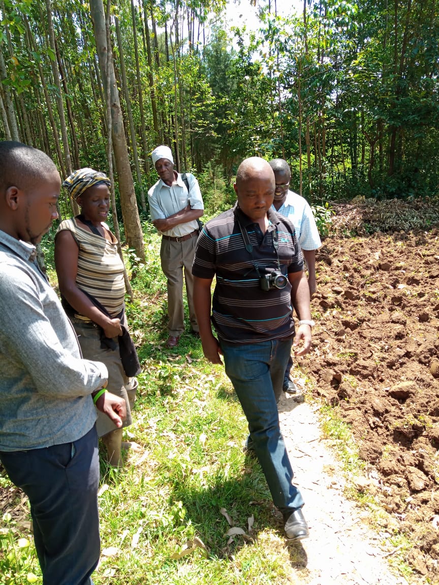 Ms_AgricComm1's tweet photo. MMUST group  with two PhD students on reconnaissance of the micro catchments to undertake assessment and documentation of the crop pollinators
@theGEF @Ayaga_George @unep @AGRAAlliance @Loc_Smith https://t.co/AYfv8Di52H