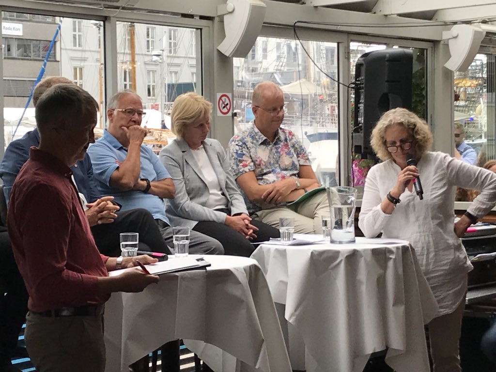 Full rulle med @Skattenmin under @ArendalsUka ! Jan Christian Sandberg fra Skatt, Kjersti fra @NAVnorge og @HaraldsenArild bl a drøfter «Hvorfor man må dø tre ganger i offentlig sektor?» Det handler selvsagt om deling av data og once only  -viktig for å gjøre vei i vellinga!