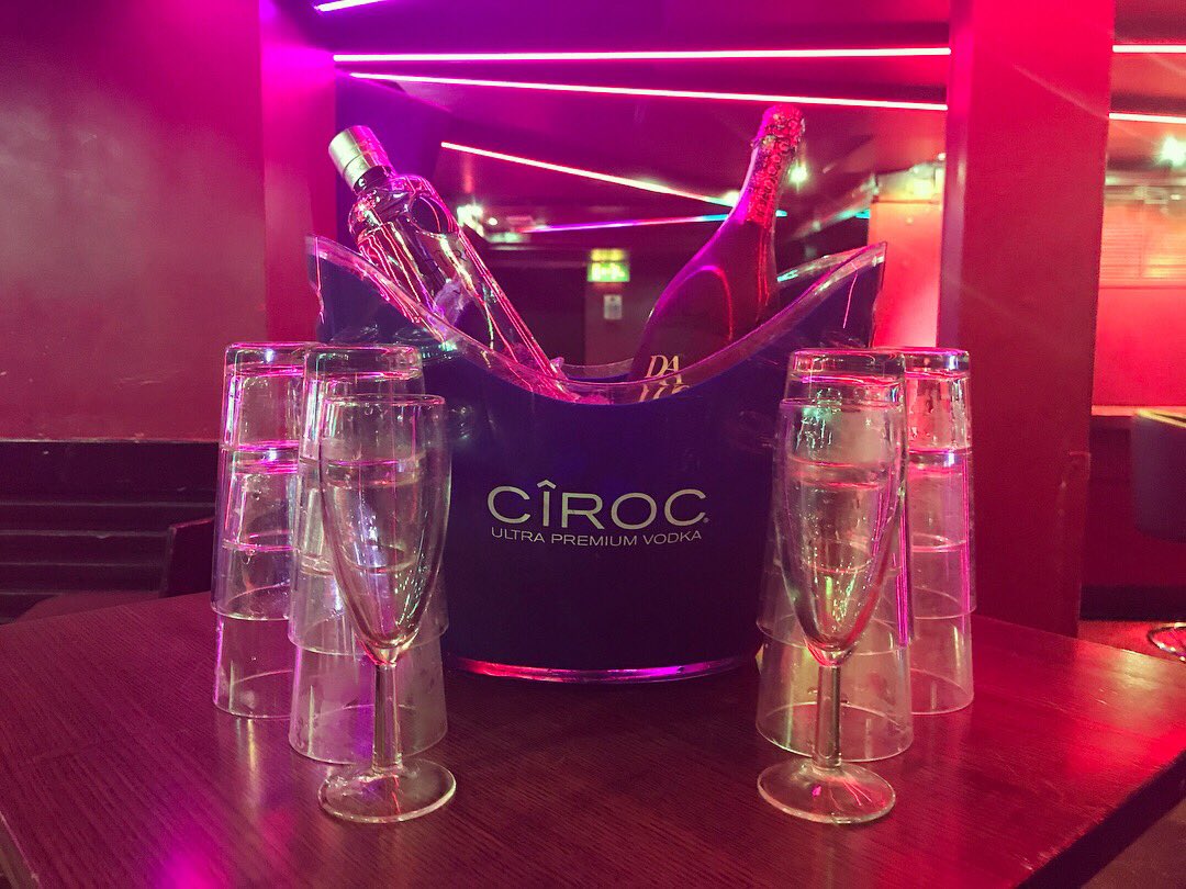 thelongacreCG's tweet photo. Happy hump day!! Half way to the weekend!? Why not celebrate with our ballin’ package! 🤑💃🏻🙌🏽 #HappyHumpDay #vodkaplease #bubbly #drinks #fridaynight https://t.co/BGsTkuDmmU