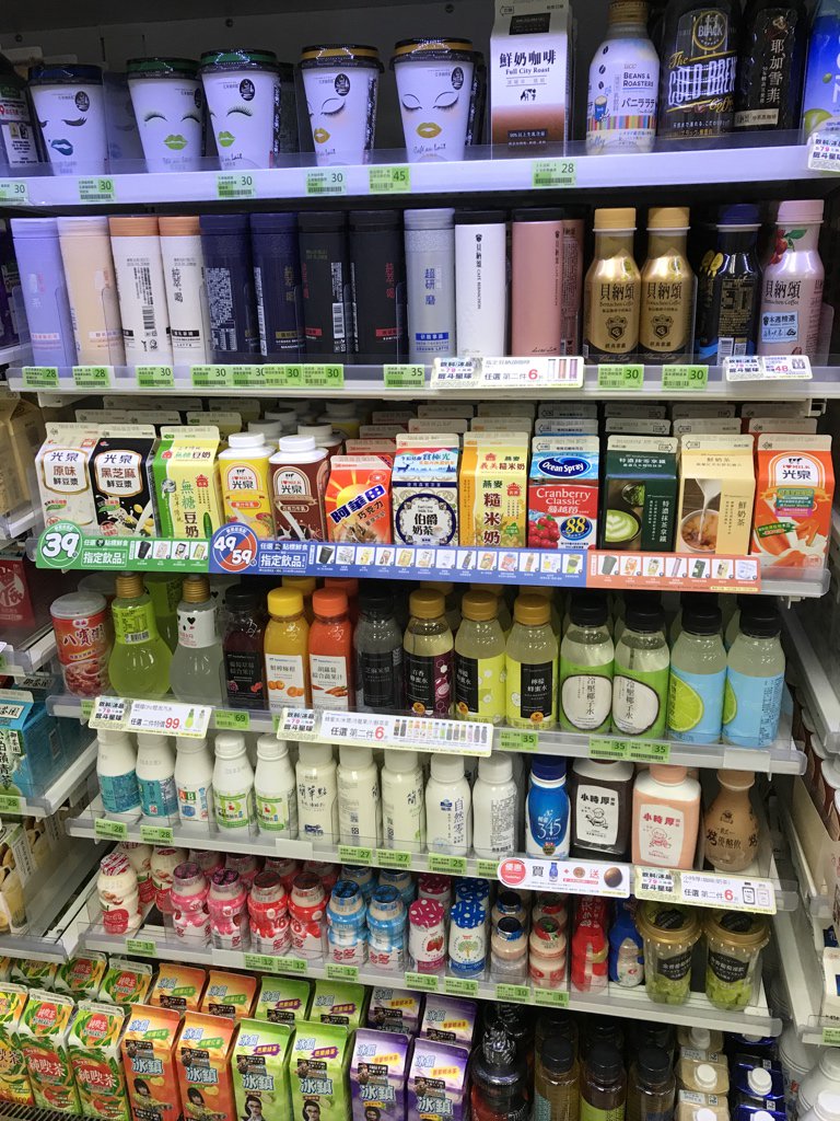 ナゼカ コンビニ入るたび飲み物売り場見るの楽しい