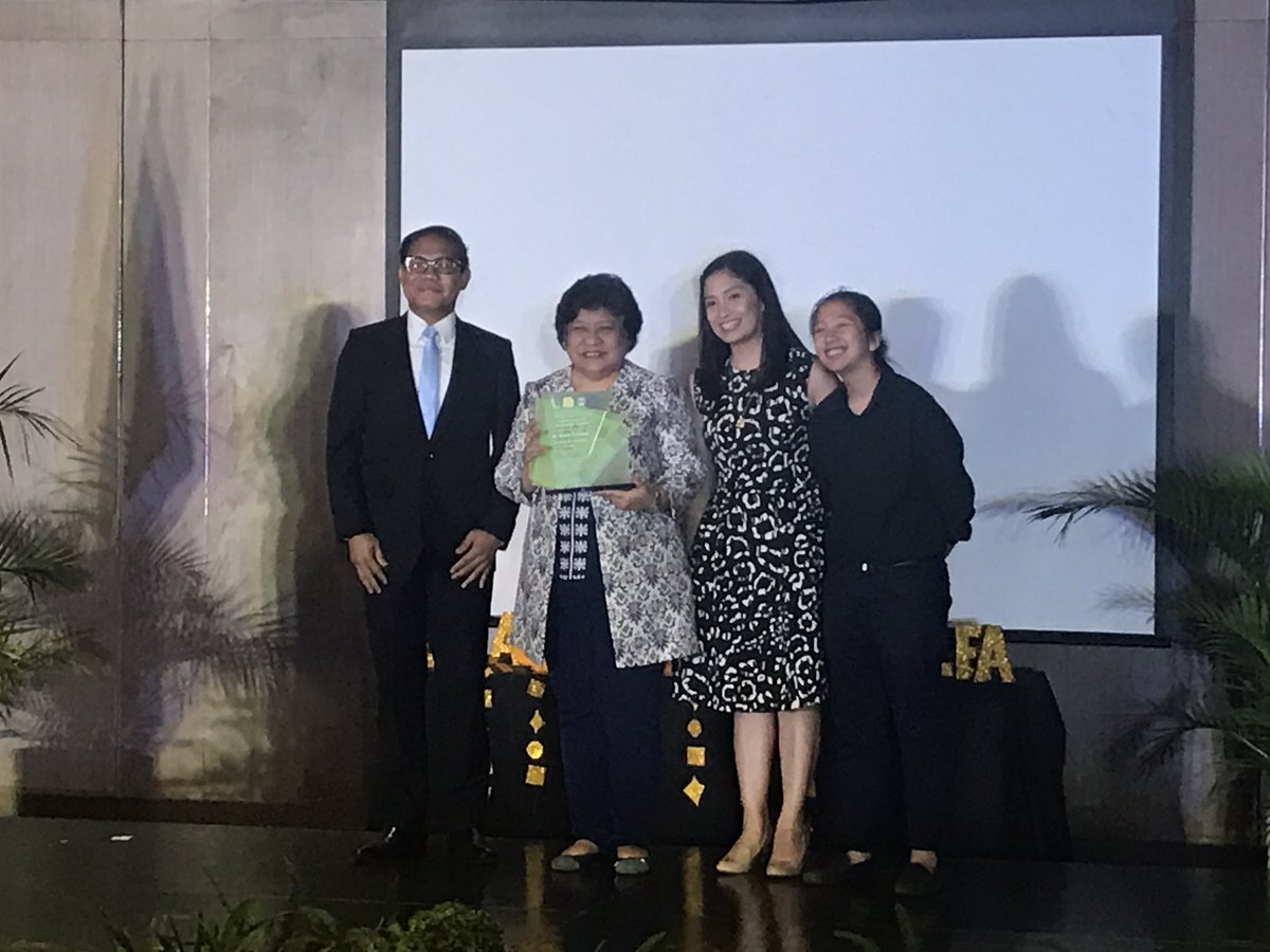 dlsucsolea's tweet photo. Student Search for Outstanding Teachers: Dr. Shirley T. Palisoc.
#gLEAm2018
#LEAAwardsNight https://t.co/7idmJTPcyz