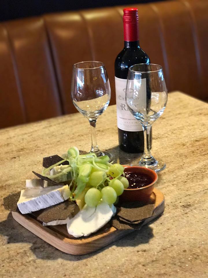 We don't know about you but this week is dragging!
Break up the week by indulging in some wine and cheese with us this evening! #WineWednesday #HumpDay #WednesdayTreats
