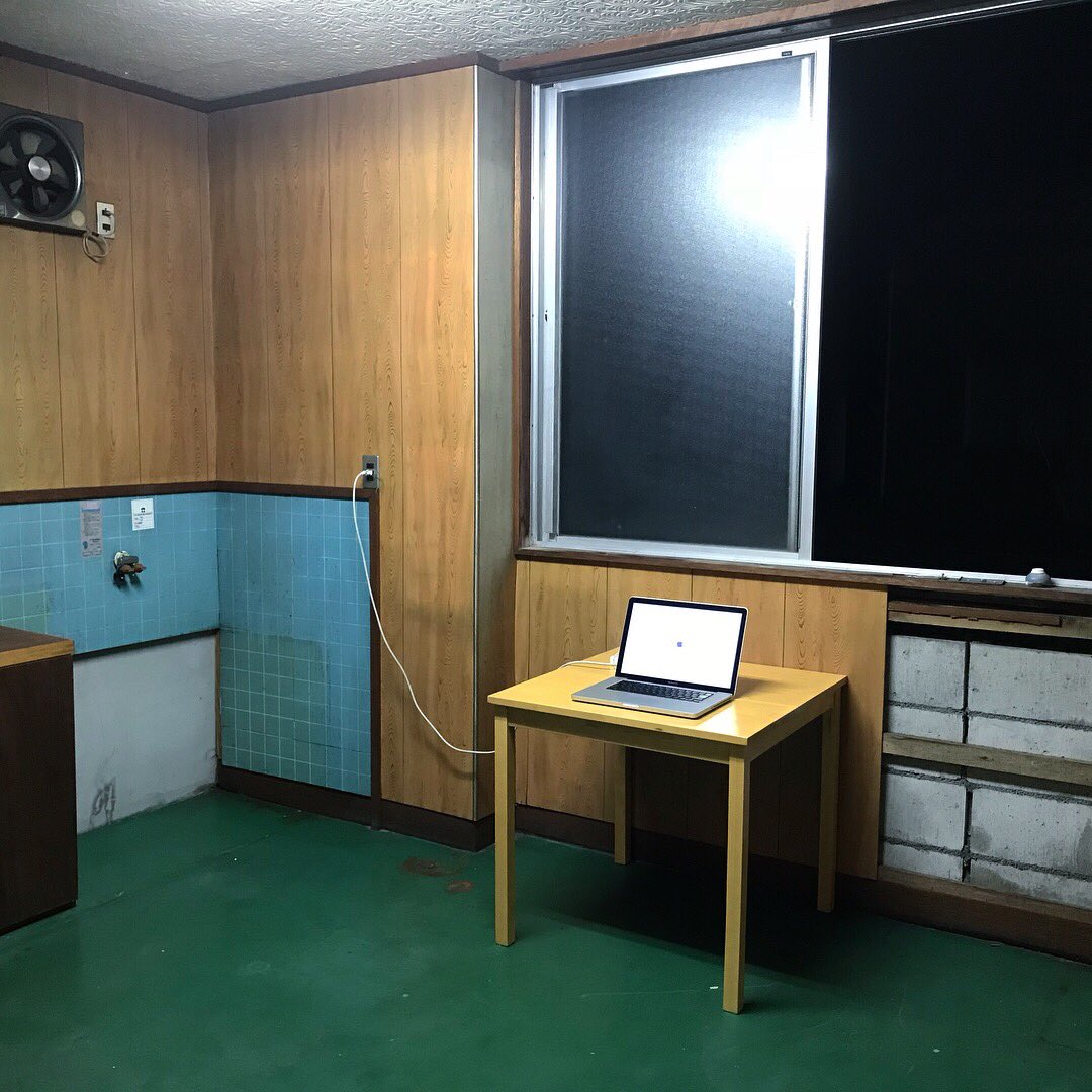 Nobuaki_Saka_i's tweet photo. Before and after. 結局我慢できずに壁貼ってペンキ塗ってあれこれしました。実で8時間くらいかかっちゃったけどとりあえず綺麗になって良かった✌️これから隙みてデコっていきますYo😎 #rootsfactory #onionbase #暮らしを楽しむ #renovation #DIY #interior #interiordesign #decoration #homedecor https://t.co/M1fQTRvUZB