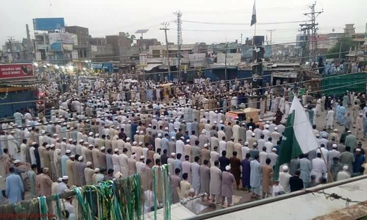a_baitanai's tweet photo. اوس به په چوکونو جنازې وی زمونږ 
اوس به په چوکونو مقبرې وی زمونږ 
اوس به دې هر ظلم غندو په جاره 
اوس به چوکونو کې جلسې وی زمونږ

#DaSangaAzadiDa https://t.co/dgX3DePfUV