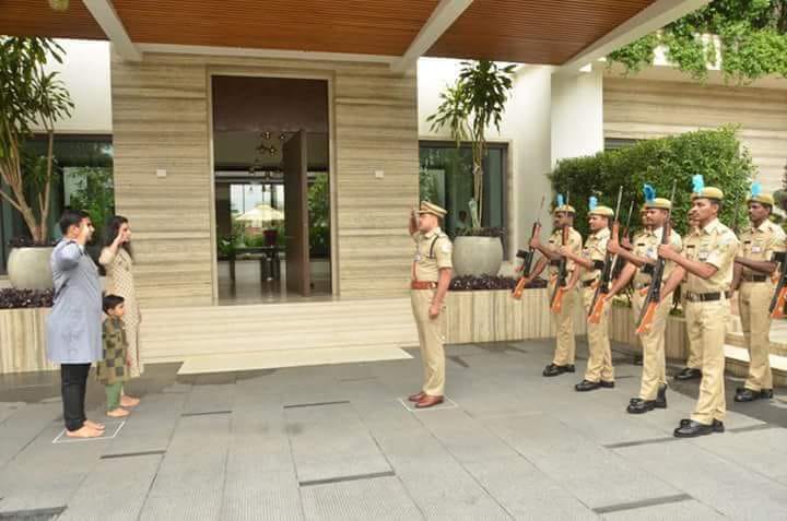 VSReddy_MP's tweet photo. Lokesh Naidu is the only minister in the country who hoisted National Flag on 15th August 2018 at home’s Roof top that too with a salute from cops. Utter lethargy and Sheer misuse of power.
@naralokesh #VijayaSaiReddy #IndependenceDay https://t.co/bGxjULRwwF