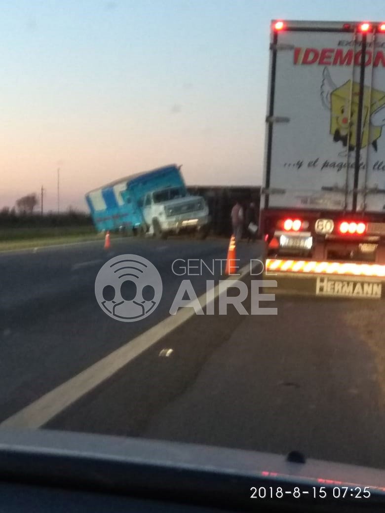 solotransito's tweet photo. Por un vuelco de un camión sobre Autopista Santa Fe - Rosario, se desvía el tránsito en Monje hacia ruta 11 y se retoma la autopista en Maciel. Circular con precaución. https://t.co/5nIpg1lVaO Via @AiredeSantaFe