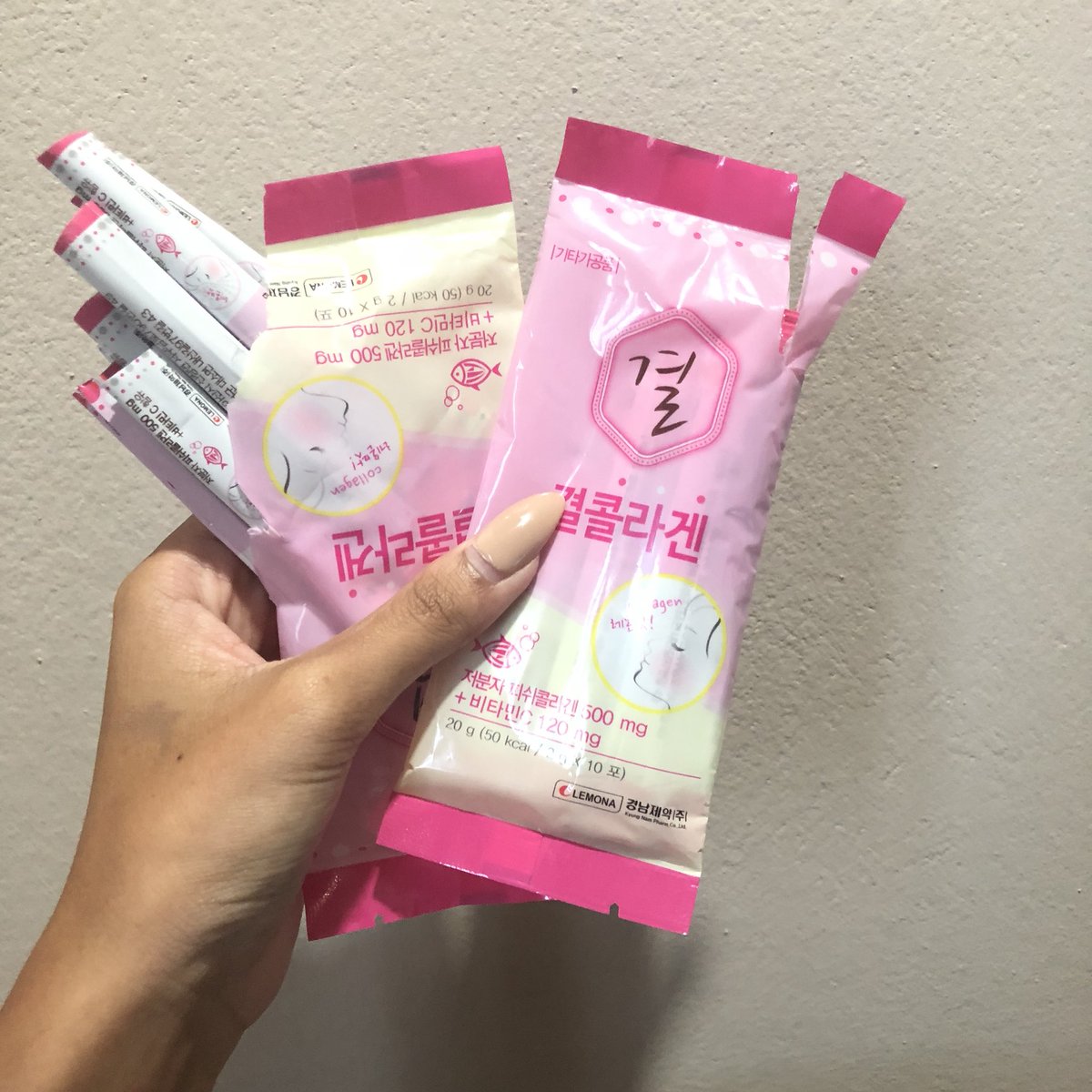 รีวิวคอลลาเจนเกาหลีที่ซูฮยอนเป็นพรีเซ็นเตอร์งับ lemona 100/10
ดีมากจริงๆ สังเกตุได้จากสิวเลยยุบจริงแล้วไม่ขึ้นเลยนะ ลดลงมากจนหน้าเกลี้ยงเลย กินสองวันหน้าหายลอกเลย กินได้เกือบสามวีค ด้านซ้ายคือซองที่กินหมด เก็บไว้นับ ตอนปจด.จะมาสิวไม่ขึ้นเลยงงมากๆ ตอนมาก็ไม่ปวดท้องด้วย  ขับถ่ายดี