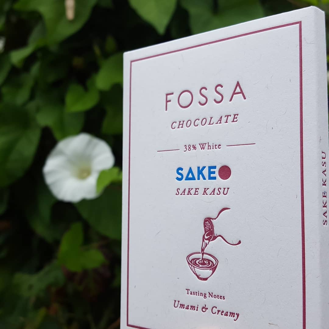 VictoriaCRandom's tweet image. #fossachocolate @fossachocolate 38% #whitechocolate #sake #sakekasu (lees left over from the sake production) 
Nose of #cinnamon #cream
Tastes of #custard #salt #spice #nutmeg #driedmango with #pineapple showing up in the 15+ minute finish
#daiginjo #asaharashuzo #craftchocolate