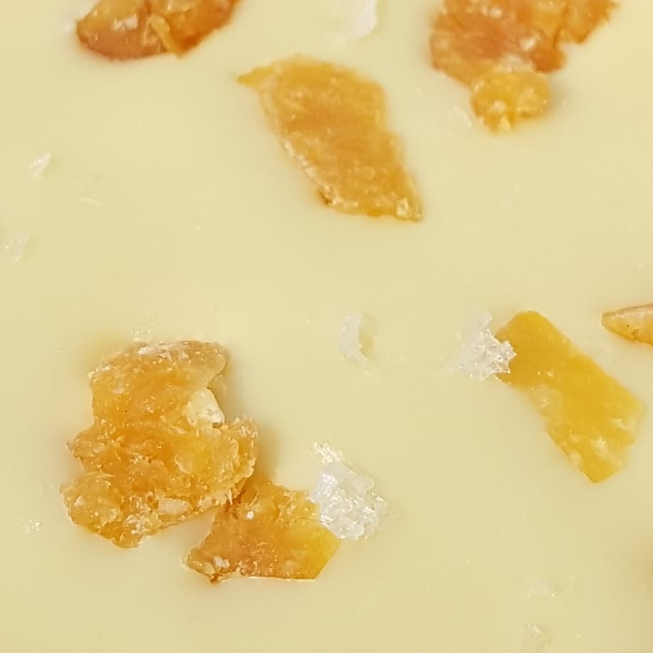 VictoriaCRandom's tweet image. #fossachocolate @fossachocolate 38% #whitechocolate #sake #sakekasu (lees left over from the sake production) 
Nose of #cinnamon #cream
Tastes of #custard #salt #spice #nutmeg #driedmango with #pineapple showing up in the 15+ minute finish
#daiginjo #asaharashuzo #craftchocolate