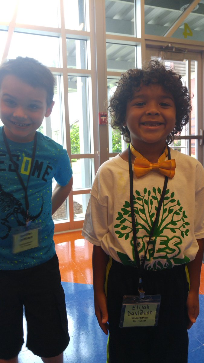 PFESPumas's tweet image. Watch out @MarkMiear we are dressed to impress #MCPSfirstday