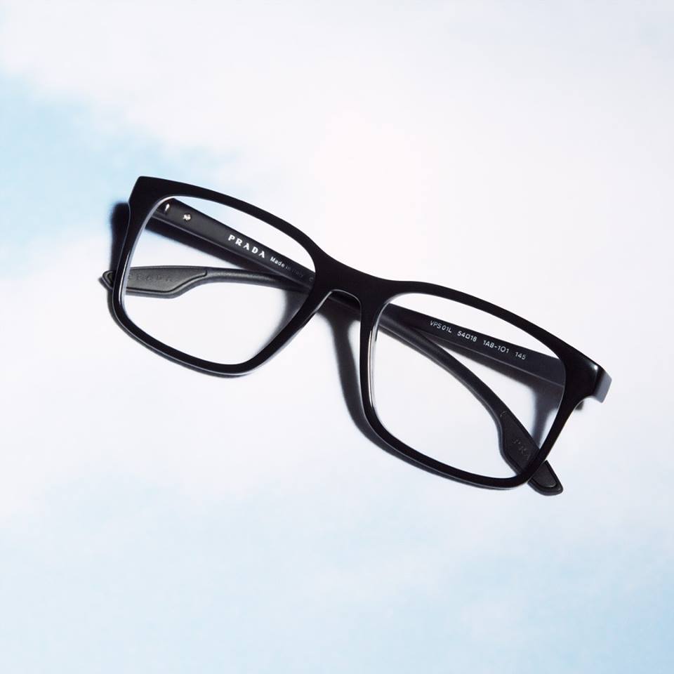 OptikHaas's tweet photo. Das minimalste Design.
Klassisch? Modisch? Sportlich?
Was meint ihr?
Ich würde sagen: alles zusammen, gerade in schwarz passt die Farbe gut zum Modell von {Werbung} Prada Linea Rossa.
 #PradaLineaRossaStubb #brillen #pradaeyewear #pradaeyeglasses  #aufdemberlich #koeln #colog https://t.co/2jWUvo4NaD