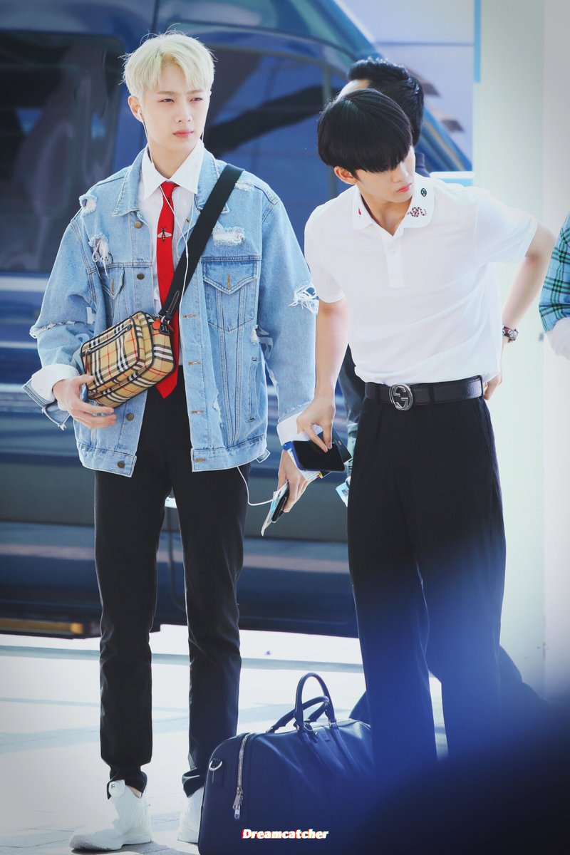 Dcatcher0100's tweet photo. #라이관린 #배진영 
180620 인천 출국
https://t.co/p0MW1r1DRw
https://t.co/jXzHpPaDzj https://t.co/teZPMnL9GG