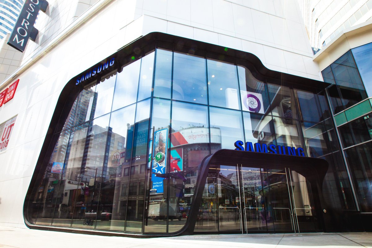This undulating, all-glass façade consists of oversize, insulated glass units with complex, compound curves, up to 20′ in length. bit.ly/2KQilep w/ @QuadrangleArch  <a href="/Jeff_R_Hardy/">Jeff Hardy</a> #justaluminumandglass @NSGPilkingtonNA <a href="/pilkingtonglass/">Pilkington Glass</a> <a href="/Samsung/">Samsung Electronics</a>