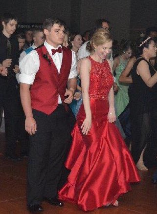 _burnsaudrey_'s tweet photo. Selling this gorrgggg prom dress ❤️message me if interested. Plz share! https://t.co/ogBCSf7YHR