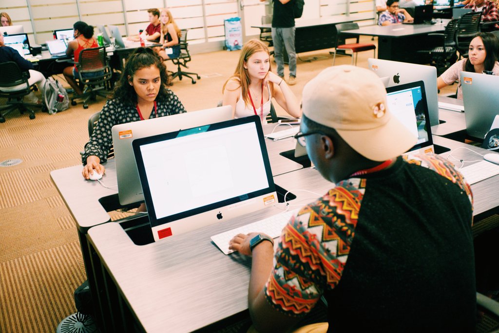 SantaClaraUniv's tweet photo. High School Seniors: Are you ready to apply to SCU? Common App for First-Year students for Fall 2019 is live! Our first deadlines are Early Decision & Early Action (both due November 1). Ready to apply to SCU? Apply here:
https://t.co/teV73PggRI #FutureOfSCU 📷:
@deltagammascu https://t.co/3c3J6Haq7i