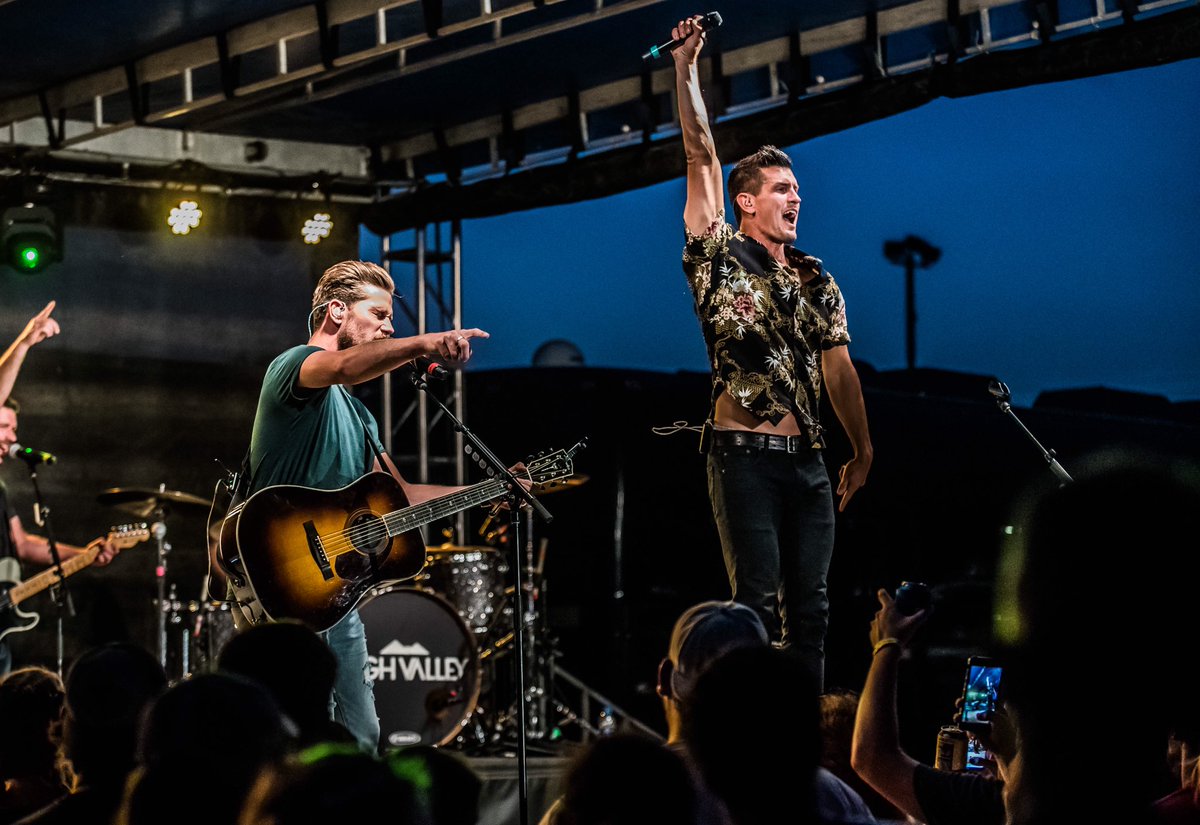 HIGHVALLEY's tweet photo. Napoleon, OH was so fun! Thx @nemphotography for some stellar pictures! 
Just pulled in to Dodgeville, WI. See you all tonight! @LandsEnd https://t.co/QhfRP9UvcF