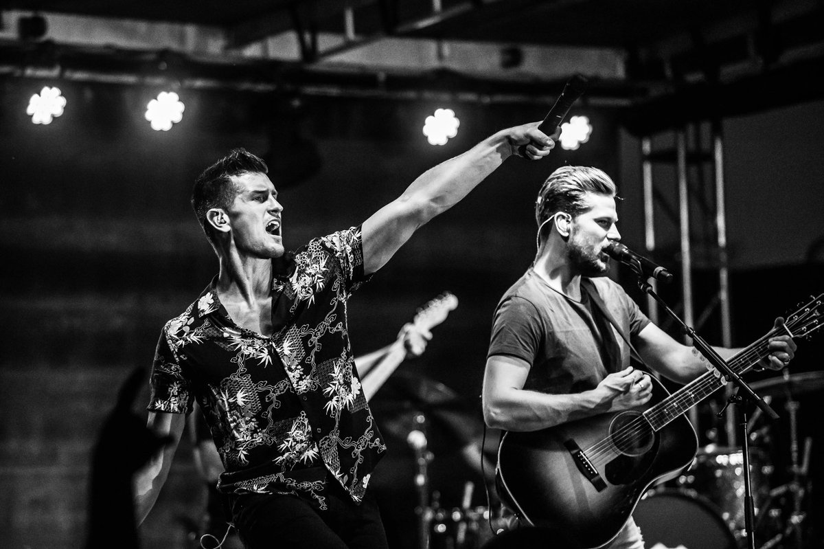 HIGHVALLEY's tweet photo. Napoleon, OH was so fun! Thx @nemphotography for some stellar pictures! 
Just pulled in to Dodgeville, WI. See you all tonight! @LandsEnd https://t.co/QhfRP9UvcF