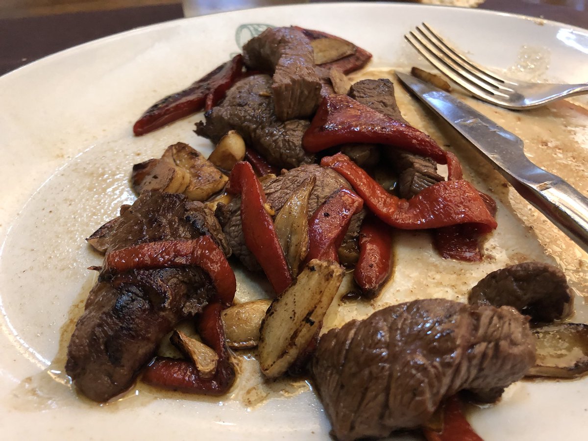 Dados de solomillo en txalaparta.  Sabe a trocitos de cielo con unicornios de colores cantando. Restaurante de comida del norte de España.
