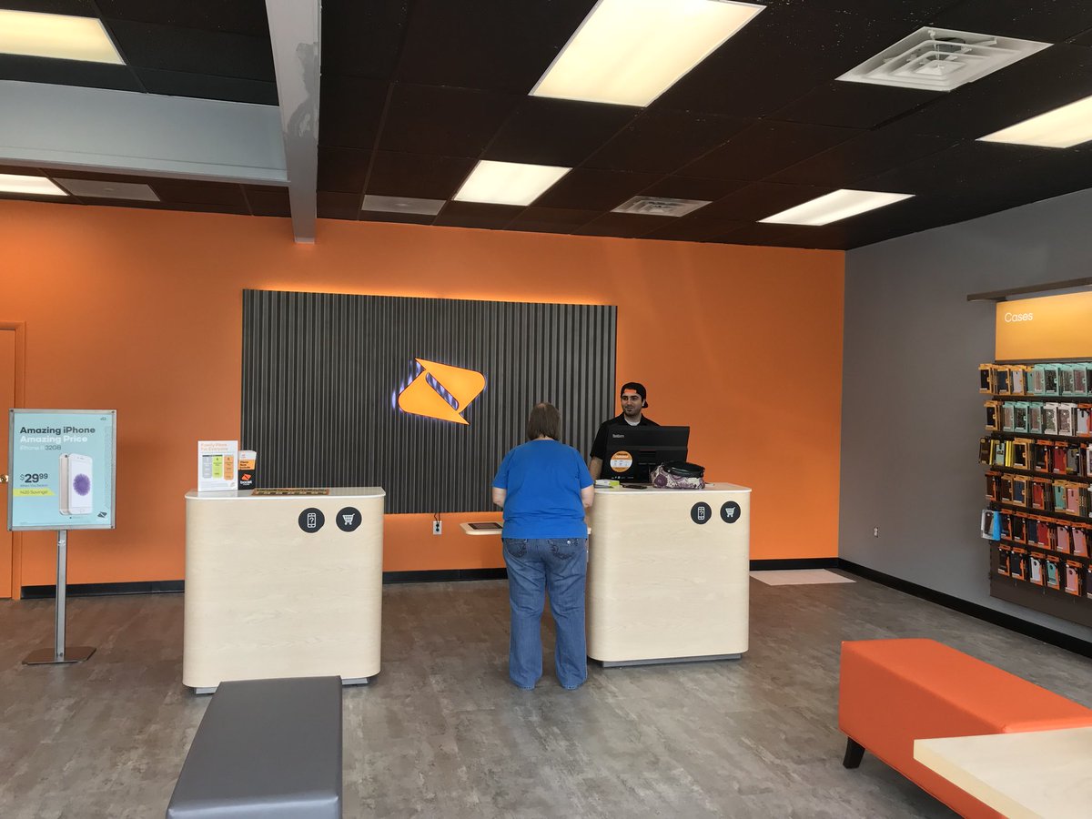 acseekell's tweet photo. Hassan from Mobile Connections in Wayland working on a new line! #FallIntoSavings #LG #Stylo4 #4.0 @hut3dg @MarcecoLesly @MarcecoMike @MarcecoSales @marcecojosh @marcecosteve @tonywagner29 @Kim_Marceco @Hanaee1 https://t.co/2gdqKejWub