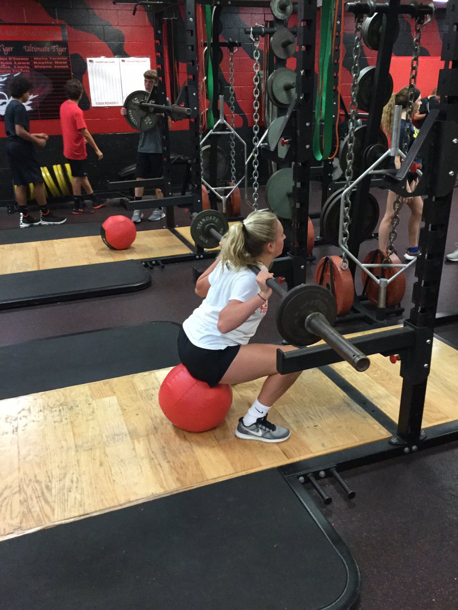 PHS_strength's tweet photo. Simple philosophy: squat go up, bounce go up. Building athletes! #PHSstrength https://t.co/RPpi0fz0hF