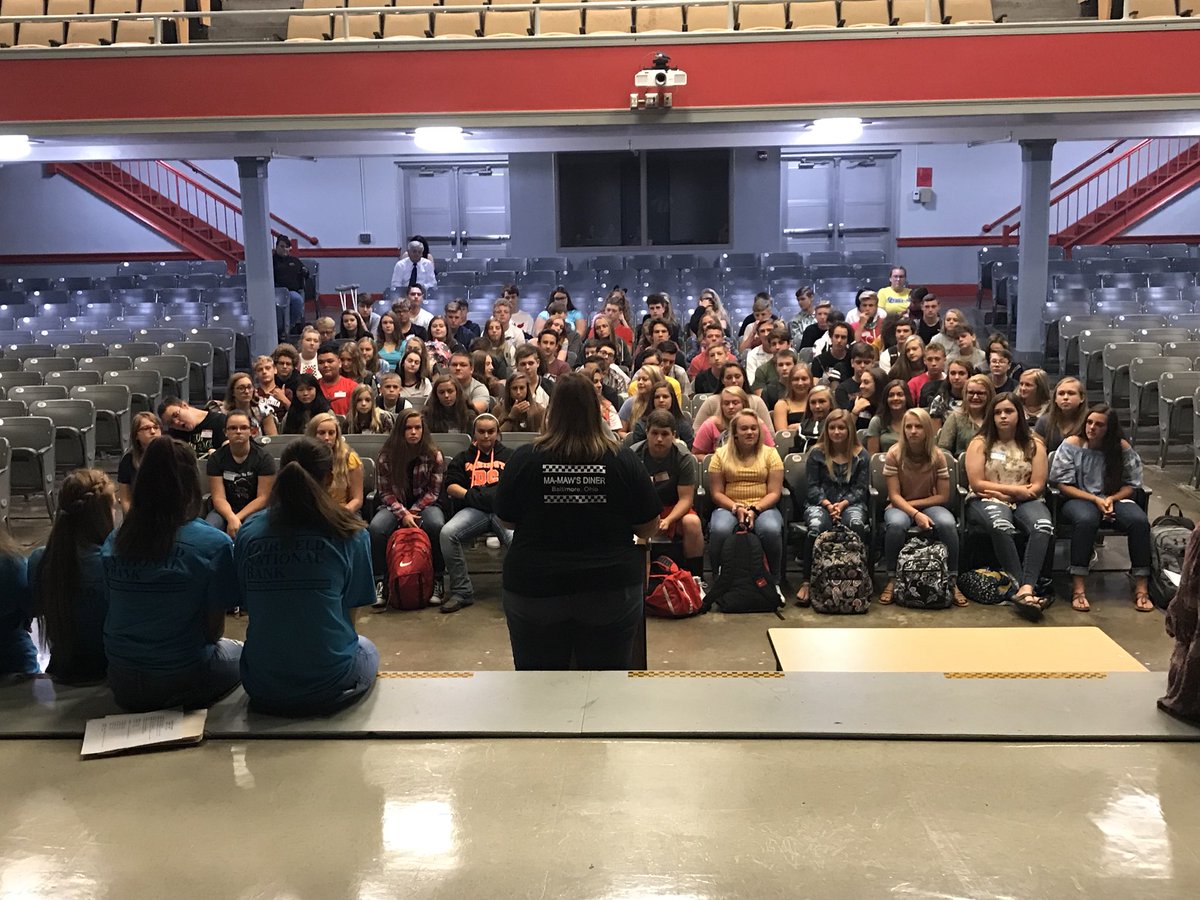 DrMattGallatin's tweet photo. Welcome Class of 2022. Thank you to Mrs. Griffin and our Student Ambassadors for planning #FreshmanFirstDay #LUHSPride https://t.co/OldJIbHSFy